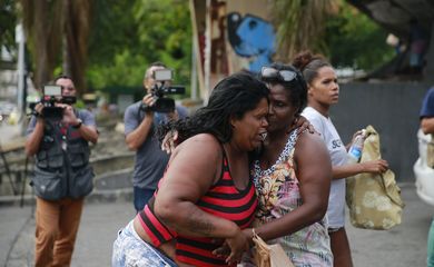 Kátia Cilene, mãe da menina Jenifer Selena Gomes, de 11 anos, morta após ser baleada com tiro no peito no bairro da Triagem, na Zona Norte do Rio de Janeiro.