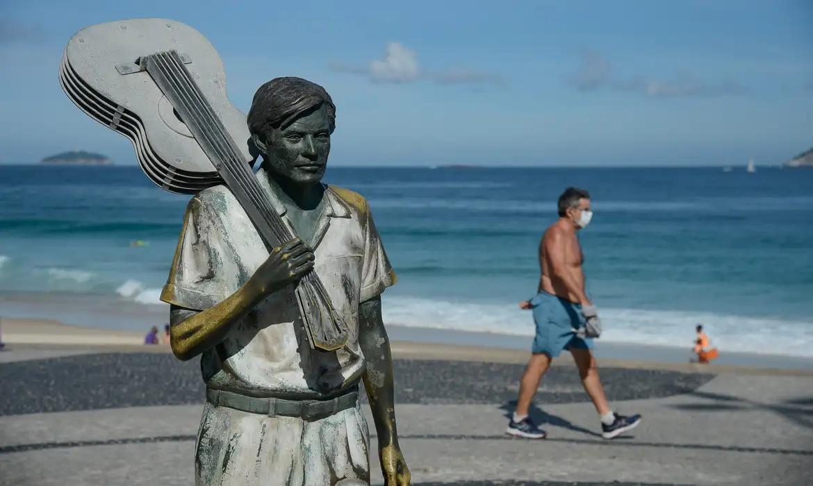 Estátua em homenagem ao cantor e compositor Tom Jobim na orla da Praia de Ipanema