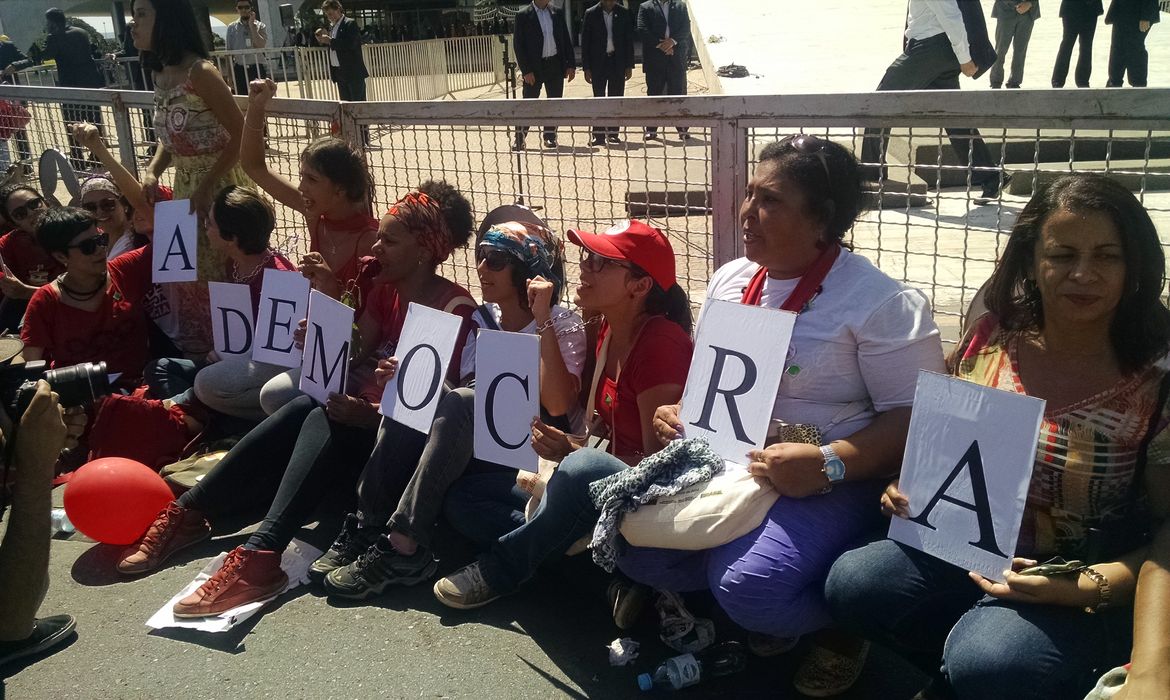 Brasília - Mulheres se acorrentam à grade que cerca o Palácio do Planalto em protesto contra o afastamento de Dilma Rousseff