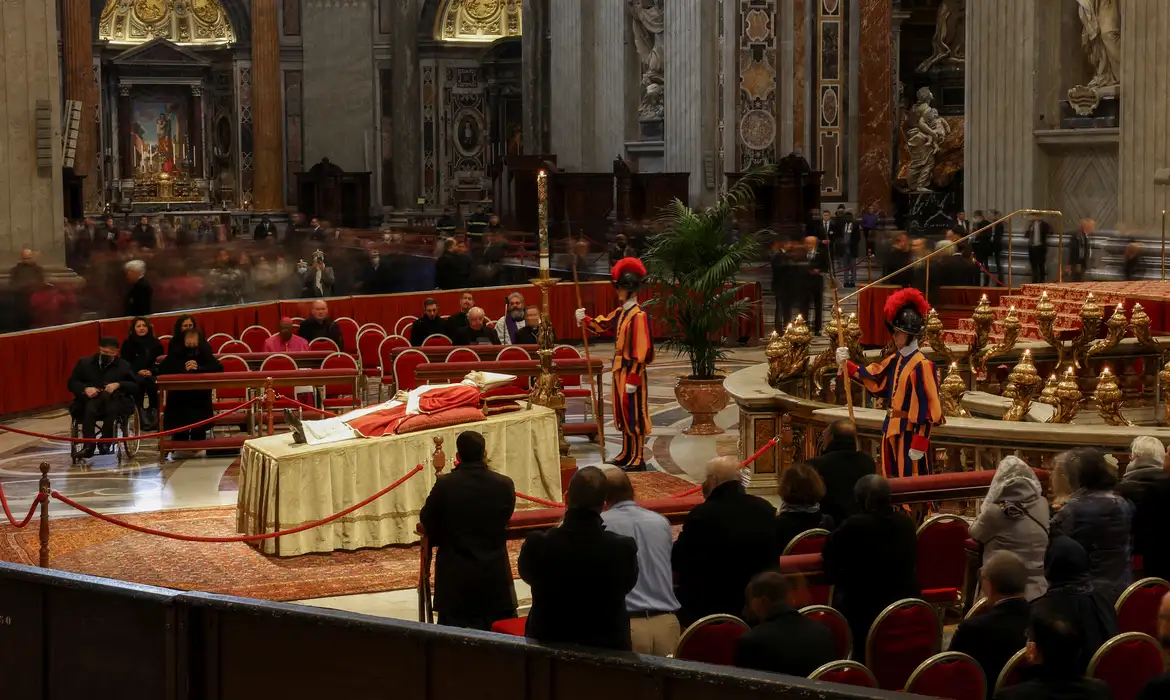 Francisco homenageia Bento XVI, 1º papa da era moderna a renunciar