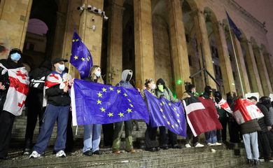 Supporters of Georgia's opposition parties hold a rally to protest against the government's decision to suspend talks on joining the European Union in Tbilisi, Georgia December 2, 2024. Reuters/Irakli Gedenidze/Proibida reprodução