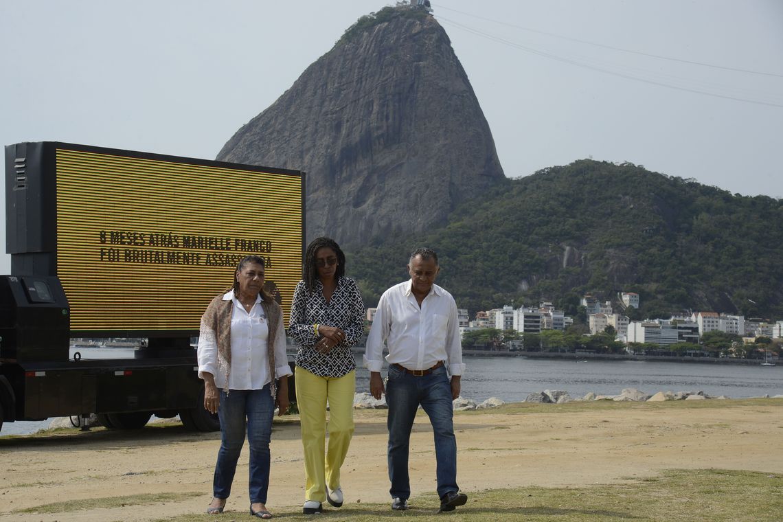 A mãe de Marielle, Marinete Silva (E), o pai, Antônio Silva e a diretora executiva da Anistia Internacional Brasil, Jurema Werneck durante ato no Aterro do Flamengo, zona sul do Rio, que cobra solução do caso Marielle Franco e Anderson Gomes.
