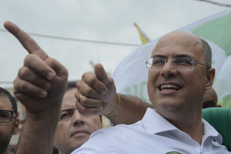 Rio de Janeiro - O candidato ao governo do estado do Rio, Wilson Witzel ( (PSC/PROS), participa de caminhada no bairro de Campo Grande, zona oeste da cidade.