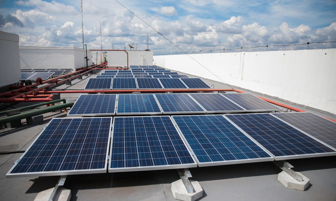 Brasília - Ministério de Minas e Energia inaugura primeira usina solar instalada na cobertura de prédio público federal – a própria sede do MME  (José Cruz/Agência Brasil) 