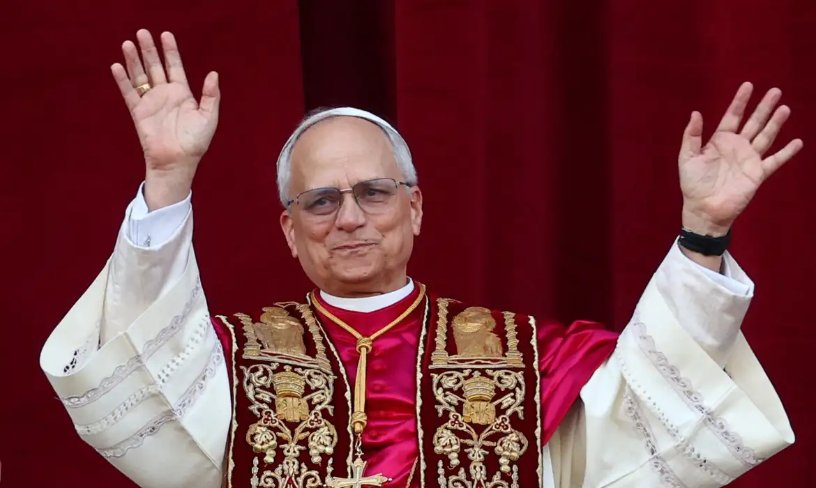 Reuters/Guglielmo Mangiapane/Proibida reprodução Newly elected Pope Leo XIV, Cardinal Robert Prevost of the United States appears on the balcony of St. Peter's Basilica, at the Vatican, May 8, 2025. REUTERS/Guglielmo Mangiapane