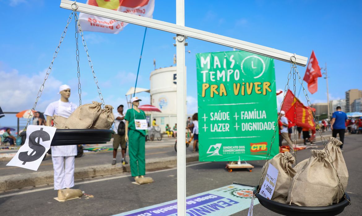 Rio de Janeiro, 01/05/2026 – Ato do 1º de maio no Rio de Janeiro&nbsp;na praia de Copacabana pede fim da escala 6x1, regulamentação dos trabalhadores de aplicativo, combate ao feminicídio e defesa da soberania. Foto: Tomaz Silva/Agência Brasil