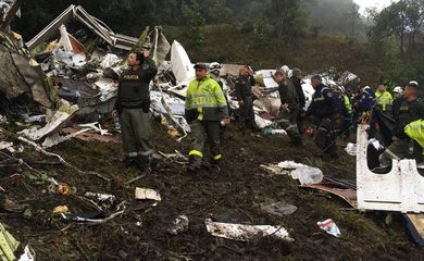Policiais fazem o resgate das vítimas do avião da Chapecoense que caiu no trajeto da Bolívia para a Colômbia