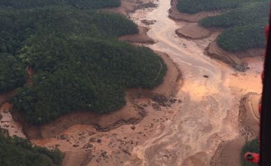 Mariana (MG) - barragem pertencente à mineradora Samarco se rompeu no distrito de Bento Rodrigues, zona rural a 23 quilômetros de Mariana, em Minas Gerais (Corpo de Bombeiros/MG - Divulgação)