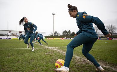 Zagueira Lauren ao fundo e volante Angelina - treino em 15/02/2022 -  Stade Henry Jeanne, na França - seleção brasileira - futebol feminino