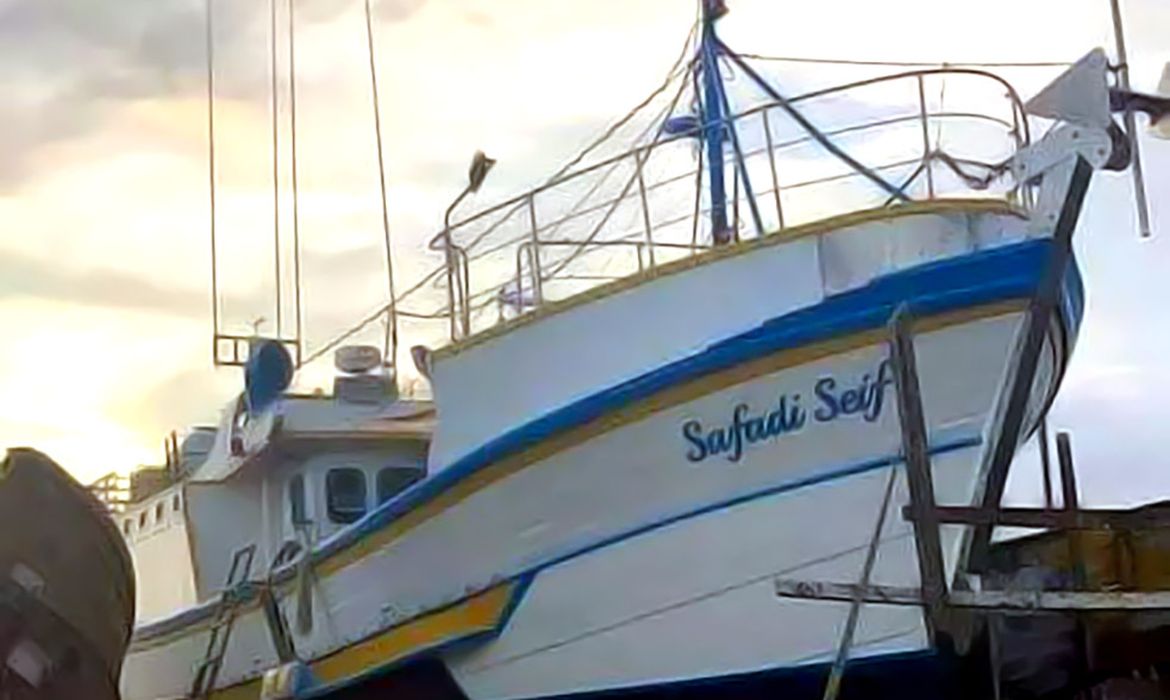 Santa Catarina - Barco de pesca Safadi Seif naufraga no litoral sul de Santa Catarina com 8 tripuantes à bordo. Foto: Instagram/Safadi Seif