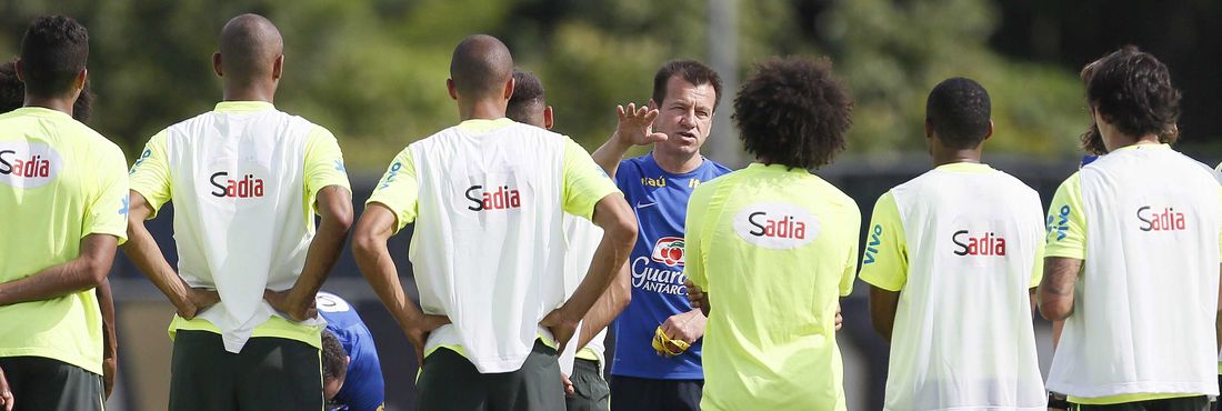 Antes do jogo contra a Colômbia, que marca sua reestreia no comando da Seleção Brasileira, o técnico Dunga terá três treinos para montar a equipe vai entrar em campo
