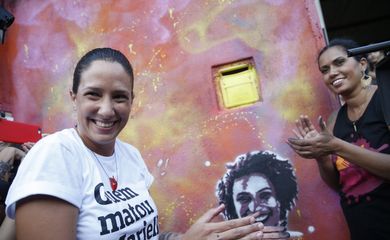A viúva de Marielle Franco, Mônica Benício, refaz Grafite em homenagem a Marielle, feito por Malala Yousafzai na comunidade Tavares Bastos, no Catete