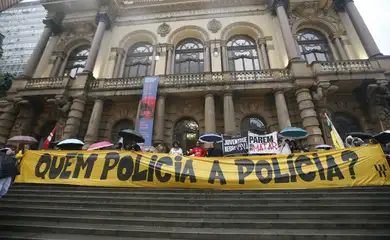São Paulo (SP), 05/12/2024 -ato contra violência policial, concentração em frente ao teatro municipal de são paulo, praça Ramos de Azevedo . Foto: Paulo Pinto/Agência Brasil