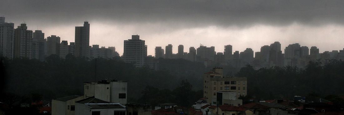 Chuva sobre a cidade visto desde o bairro da Aclimação. (25/12/2014)
