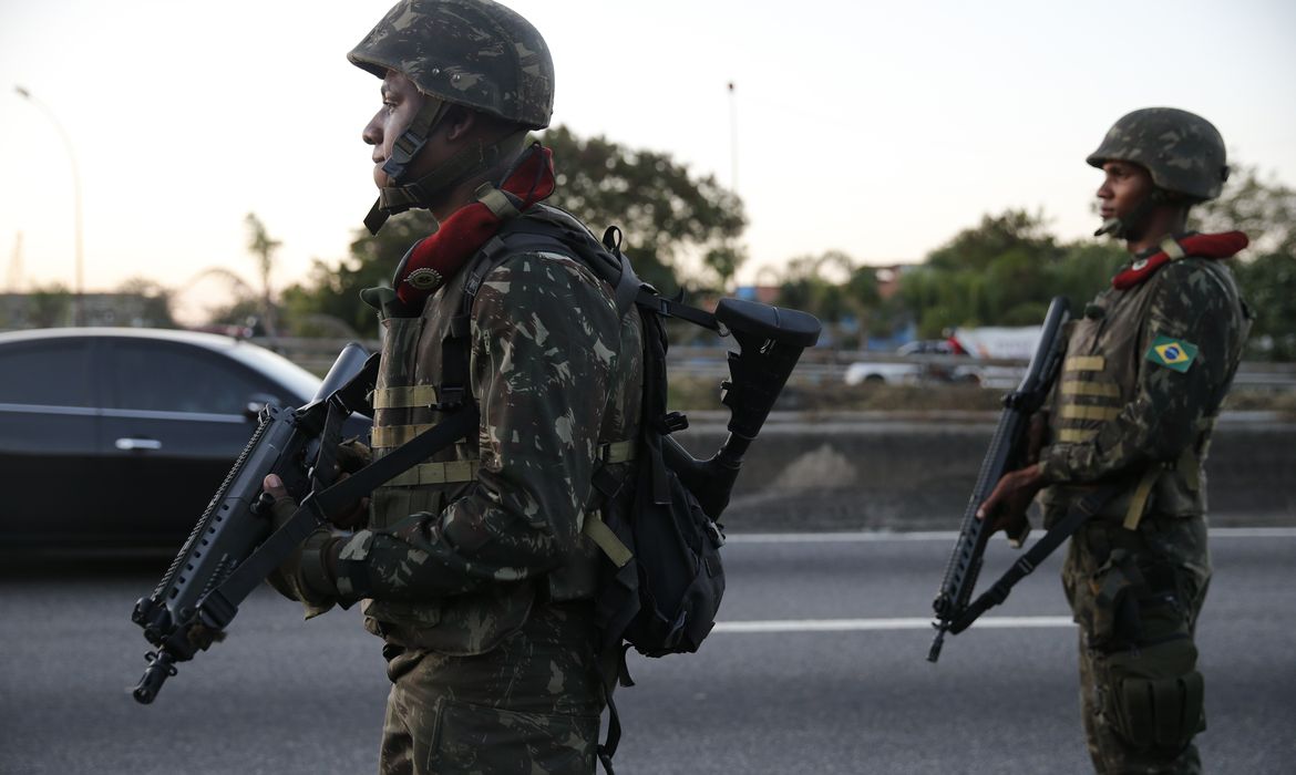 Rio de Janeiro - Tropas do Exército patrulham a Linha Vermelha após  o início da operação de reforço das Forças Armadas na segurança do Rio de Janeiro (Fernando Frazão/Agência Brasil)