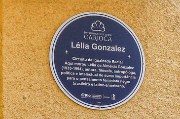 Rio de Janeiro (RJ), 30/09/2023 - Casa em que morou a autora, antropóloga, filósofa e política Lélia Gonzalez, em Santa Tereza, região central da cidade, recebe placa (Detalhe) em sua homenagem . Prefeitura do Rio e o Projeto Negro Muro lançam projeto relacionado à cultura da população negra. Imóveis de relevância histórica para a memória negra serão identificados como Patrimônio Cultural.
 Foto: Tânia Rêgo/Agência Brasil