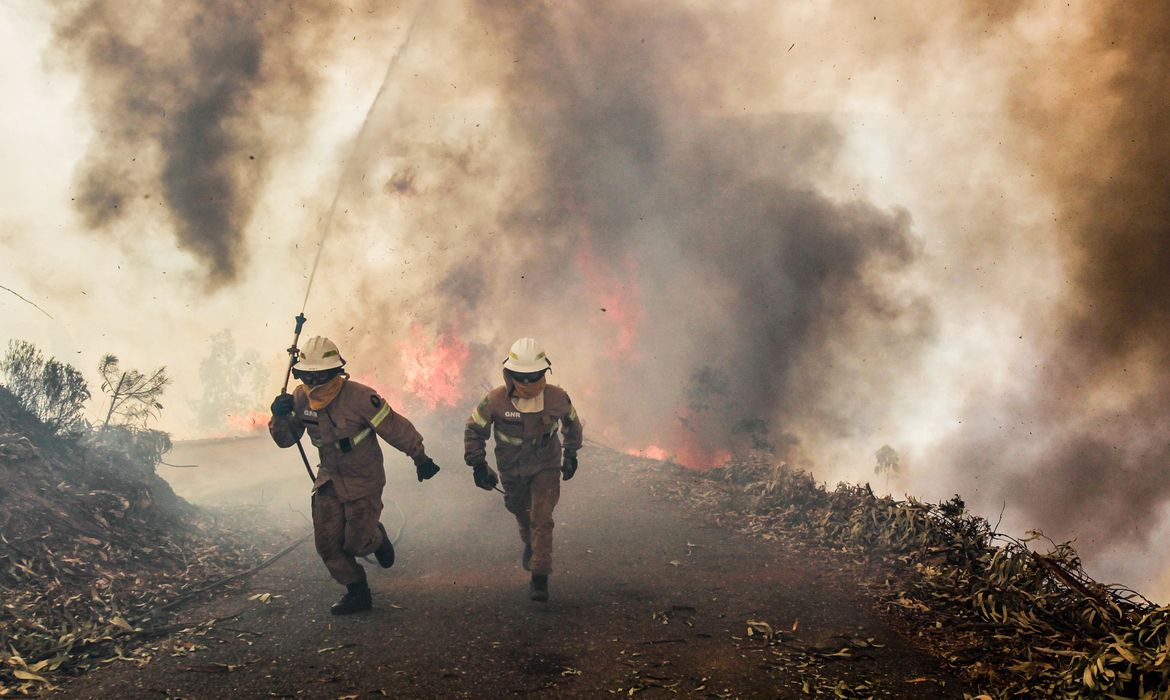 Incêndio florestal de grandes proporções atinge Portugal (Paulo Cunha/Lusa)