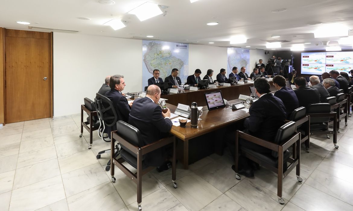 O presidente Jair Bolsonaro se reúne com os nove governadores dos estados que compõem a Amazônia Legal