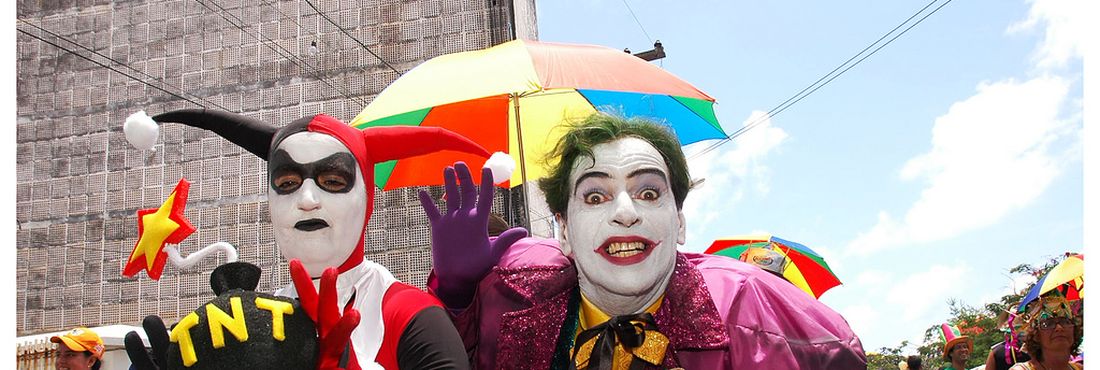 Foliões se fantasiam de super-heróis em tradicional bloco de carnaval de olinda