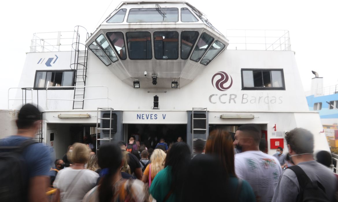 Embarque na barca saindo da Praça XV em direção à Ilha de Paquetá. O IBGE (Instituto Brasileiro de Geografia e Estatística) faz primeiro teste preparatório do Censo Demográfico 2022, na Ilha de Paquetá, no Rio de Janeiro.