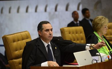 Brasília - Ministro Roberto Barroso durante sessão do STF de julgamento sobre a validade das normas que regulamentam o processo de impeachment contra a presidenta Dilma Rousseff (José Cruz/Agência Brasil)
