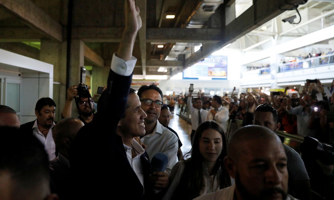 O autodeclarado presidente interino da Venezuela, Juan Guaidó, saúda seus partidários após sua chegada no aeroporto internacional Simon Bolivar em Caracas, na Venezuela.