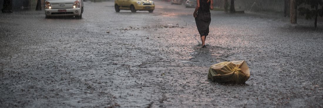 A chuva forte que atinge a cidade de São Paulo na tarde de hoje (19) já causa vários pontos de alagamentos complicando a vida dos moradores