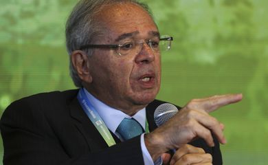 O ministro da Economia, Paulo Guedes, discursa durante congresso Mercado Global de Carbono, no Jardim Botânico do Rio de Janeiro, zona sul da cidade.
