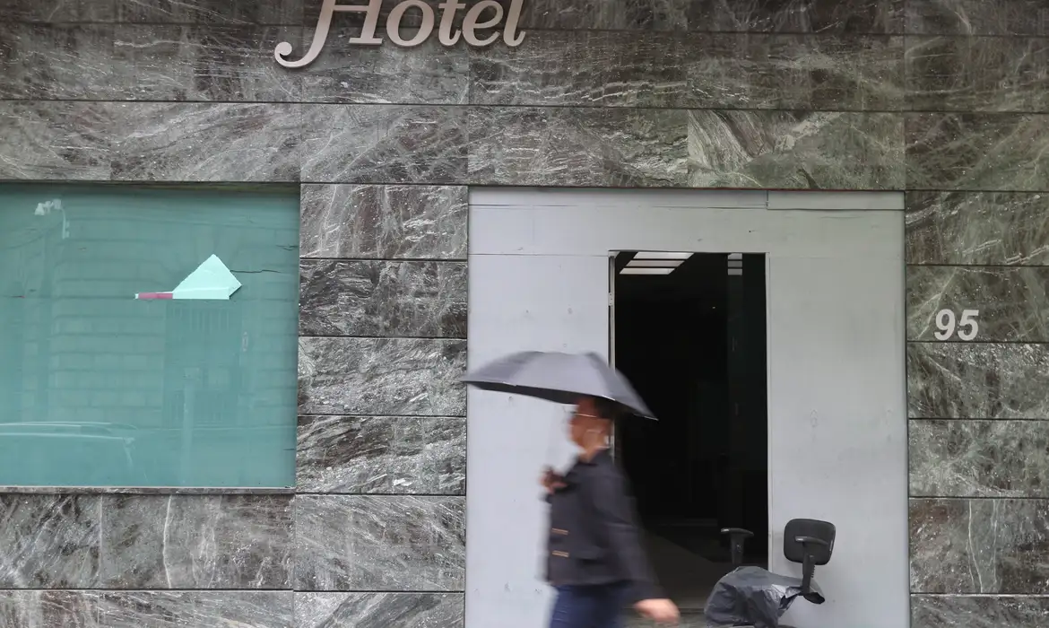 Hotel aberto no centro da cidade. IBGE divulga Pesquisa Anual de Serviços (PAS) referente a 2020.