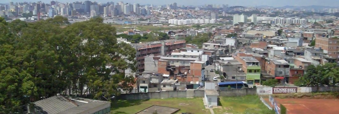 Comunidade Heliópolis. Ao fundo, prédios circulares desenhados por Ruy Ohtake. Mais ao fundo, a cidade de São Caetano do Sul.
