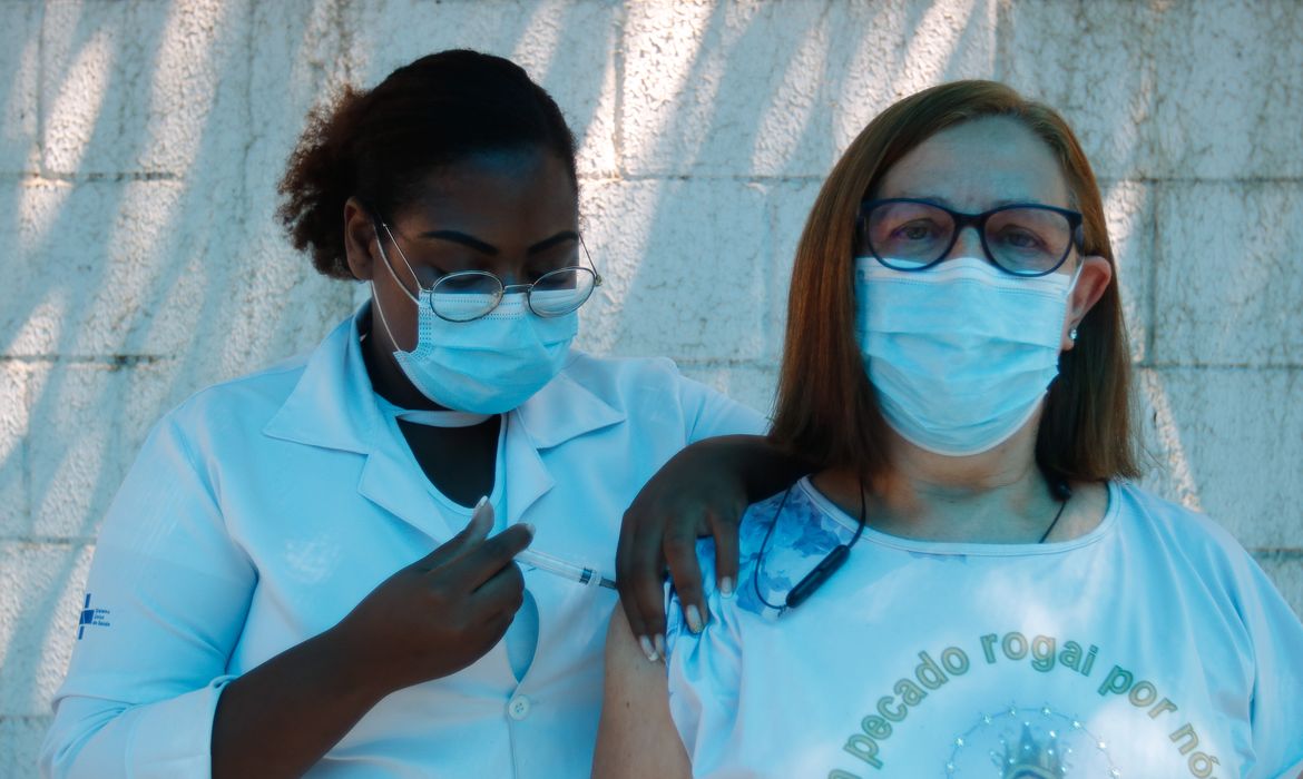 A técnica de enfermagem Isabel Oliveira é vacinada contra a covid-19