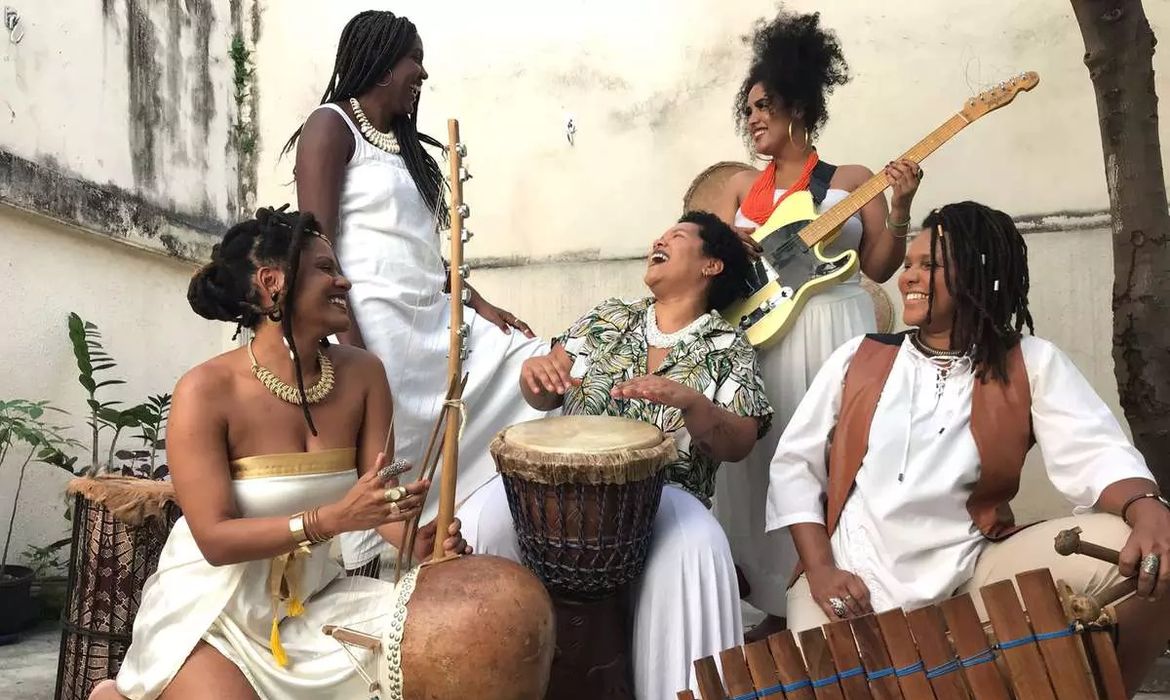 Composto por cinco mulheres no bairro Lins, Rio de Janeiro, o Dembaia toca neste domingo (11), às 20h