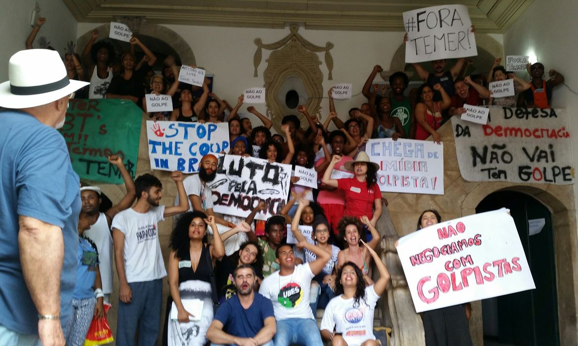Em ato na escadaria do prédio ocupado, manifestantes criticam o presidente interino Michel Temer e a extinção do Ministério da Cultura 