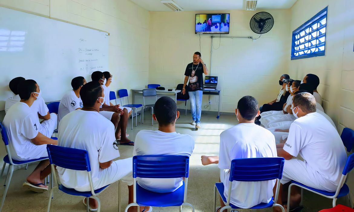 Conanda proíbe uso de armas letais em unidades socioeducativas