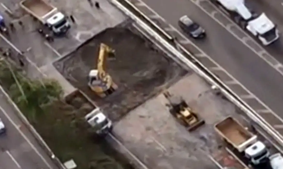 Cratera reabre e causa congestionamento na Marginal do Tiet em SP
