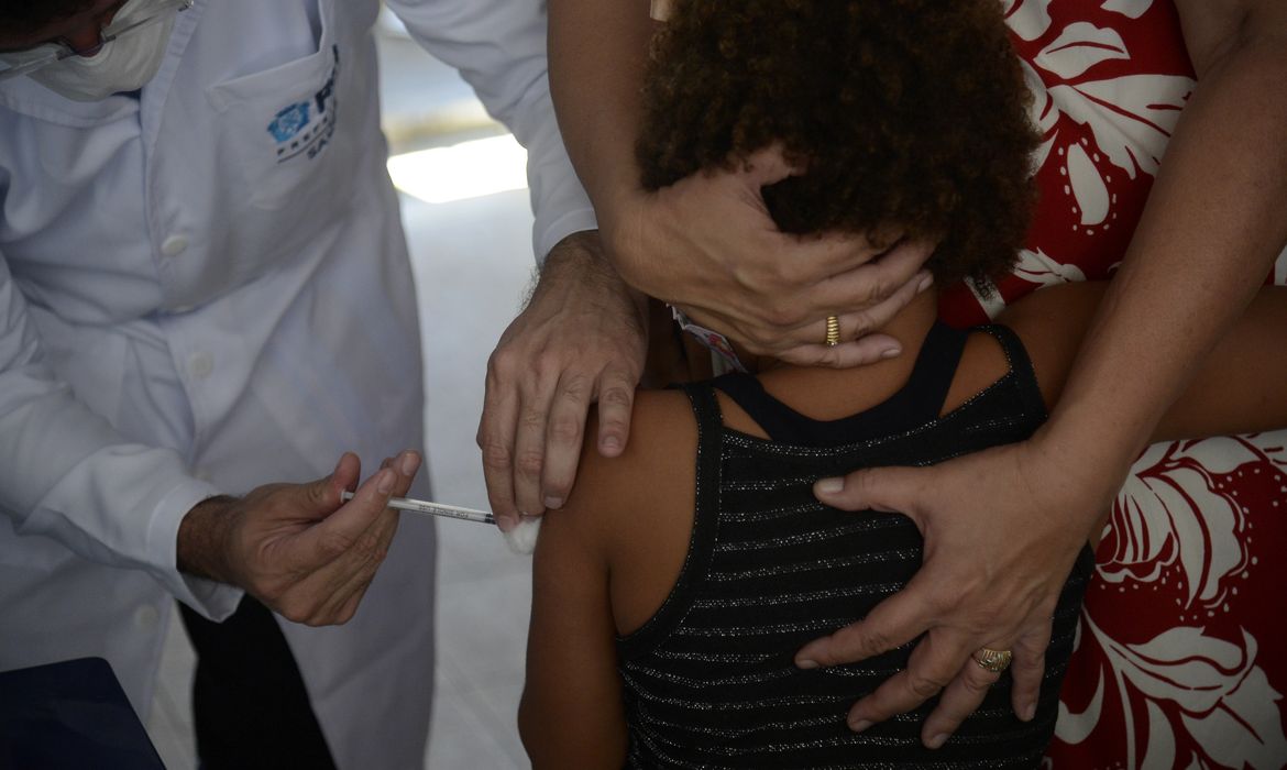 O secretário municipal de Saúde do Rio, Daniel Soranz aplica a primeira dose da vacina contra Covid-19 em crianças, no Rio de Janeiro