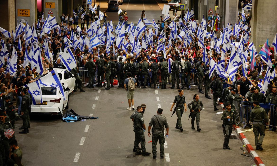Protesters demonstrate at Ben Gurion International Airport as a response to Israeli Prime Minister Benjamin Netanyahu and his nationalist coalition government's judicial overhaul, in Lod, Israel July 3, 2023. REUTERS/Ammar Awad