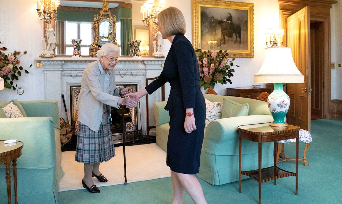 Liz Truss se reúne com rainha Elizabeth