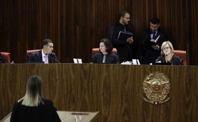 O Tribunal Superior Eleitoral (TSE) realiza sessão extra onde pode julgar o pedido de registro de candidatura do ex-presidente Luiz Inácio Lula da Silva para a presidência da República nas eleições de outubro. 
