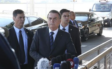 O presidente Jair Bolsonaro, cumprimenta populares e fala à imprensa no Palácio da Alvorada