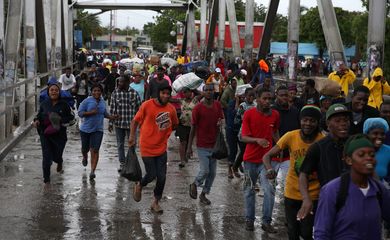 Milhares de pessoas deixam suas casas na capital do Haiti, Porto Príncipe, por causa do Furacão Matthew