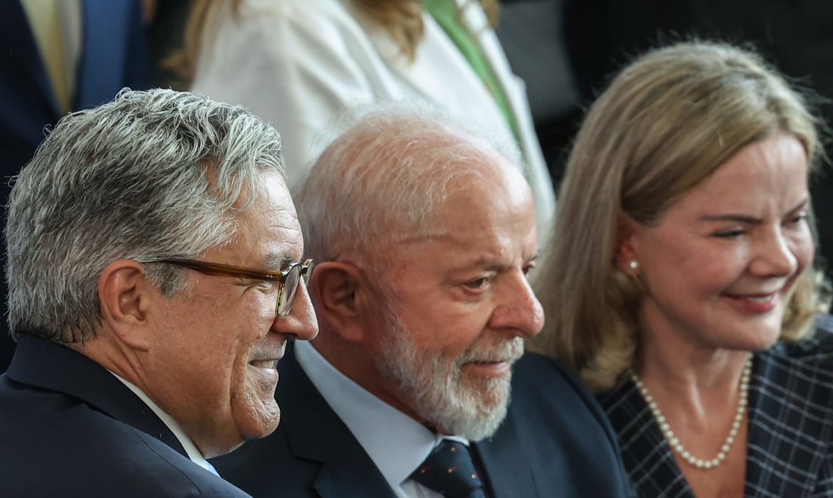 Brasília (DF), 10/03/2025 - O presidente Luiz Inácio Lula da Silva (c), posa para foto após  cerimônia de transmissões de cargos e posses, da ministra da secretaria de relações institucionais, Gleisi Hoffman (d) e ministro da saúde, Alexandre Padilha (e).
Foto: Jose Cruz/Agência Brasil