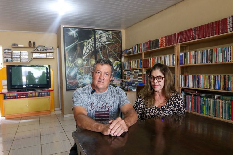 Brasília(DF), 25/08/2023 - Sebastião Borges e Dilma Mendes criadores da Biblioteca do Bosque, em São Sebastião (DF). Foto: Wilson Dias/Agência Brasil