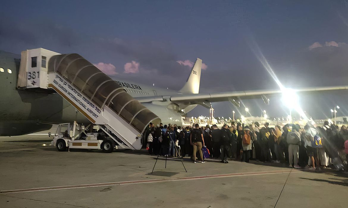 Tel Aviv, Israel, 10.10.2023 - A primeira aeronave KC-30 (Airbus A330 200), da Força Aérea Brasileira (FAB), decolou de Tel Aviv, Israel, às 14h12 (horário de Brasília). A bordo, os 211 primeiros brasileiros resgatados. Foto: Força Aérea Brasileira