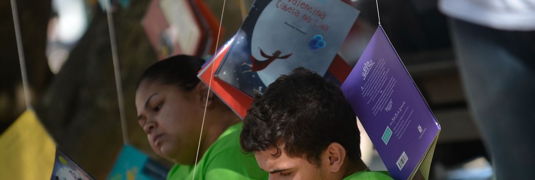 12ª Flip em Paraty, no Rio de Janeiro Livros pendurados em árvores atraem público na Praça da Matriz durante a 12ª Festa Literária Internacional de Paraty