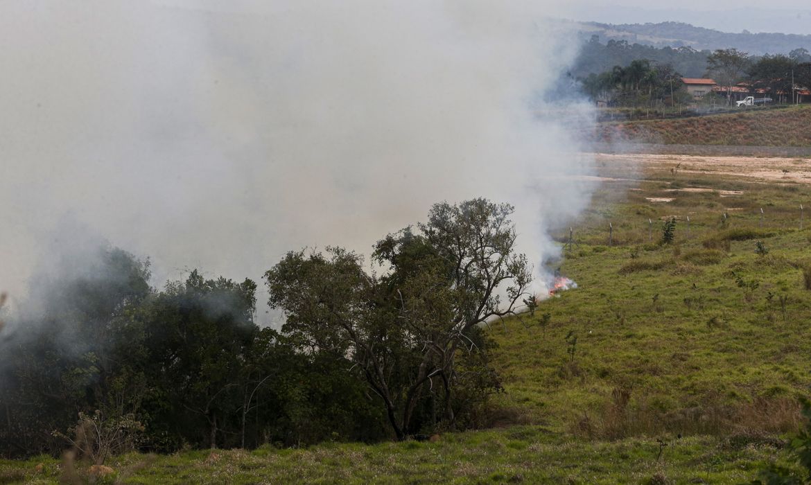 São Paulo (SP) 24/08/2024 - Foco de incêndio próximo a rodovia presidente Castelo Branco, o governo de São Paulo cria gabinete de crise para combate a incêndios
Estradas são interditadas e 30 municípios estão em alerta máximo
Foto: Paulo Pinto/Agência Brasil