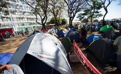 Integrantes do Movimento dos Trabalhadores Rurais Sem Terra ocupam o prédio principal do Ministério da Fazenda, em Brasília ( Marcelo Camargo/Agência Brasil)