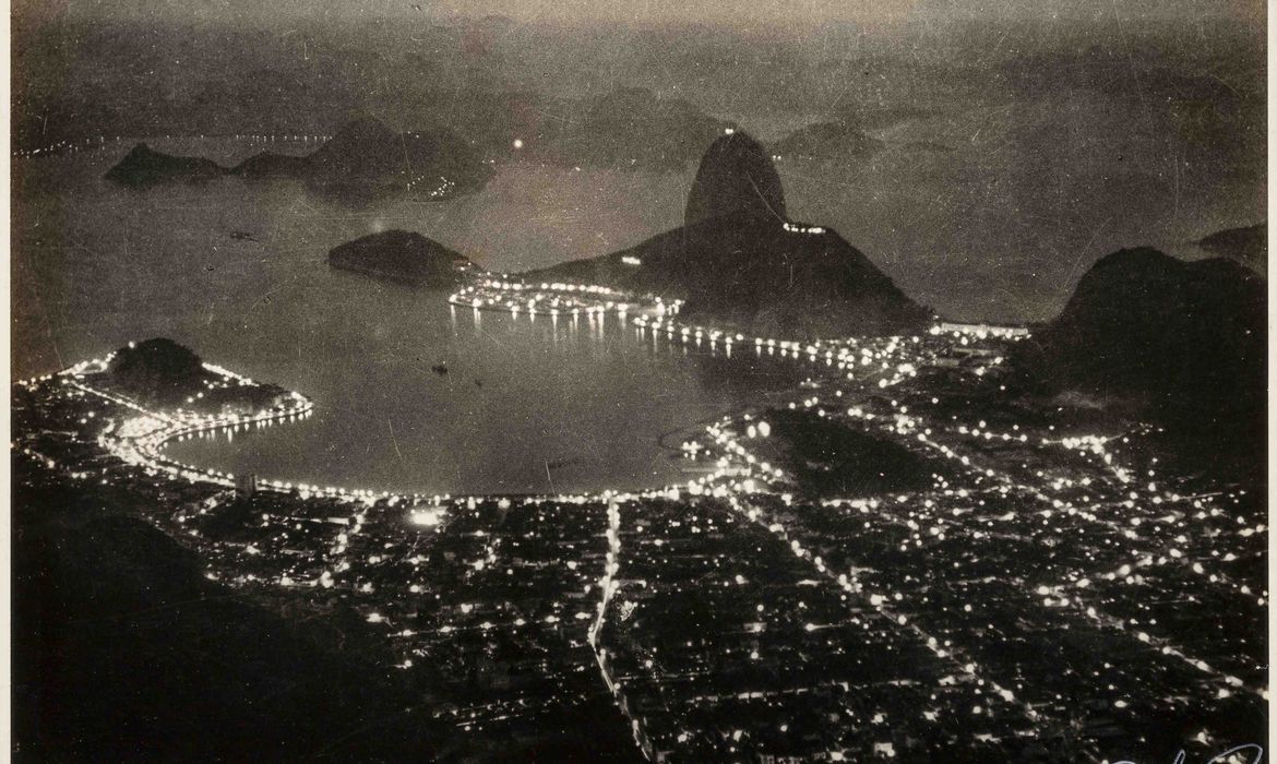 Vista noturna de Botafogo - Exposições que mostram as mudanças no Rio de Janeiro no início do século 20. Foto: Reprodução Arquivo Light/Thiago Barros