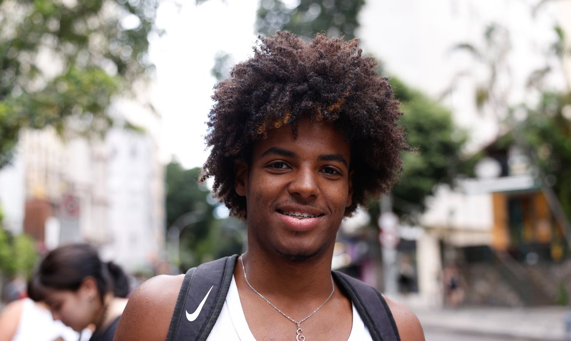 Rio de Janeiro(RJ), 10/11/2024 - Bruno Santos sai do local de prova. Primeiros estudantes deixam o local de prova no segundo dia do Exame Nacional do Ensino Médio (Enem) 2024, na universidade UNINASSAU, no Flamengo, zona sul da cidade.  Foto: Tânia Rêgo/Agência Brasil