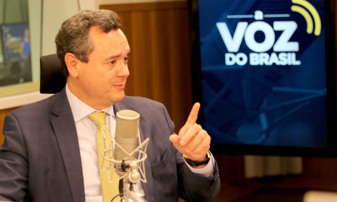 O presidente do Banco do Brasil, Fausto de Andrade Ribeiro, é entrevistado no programa A Voz do Brasil 